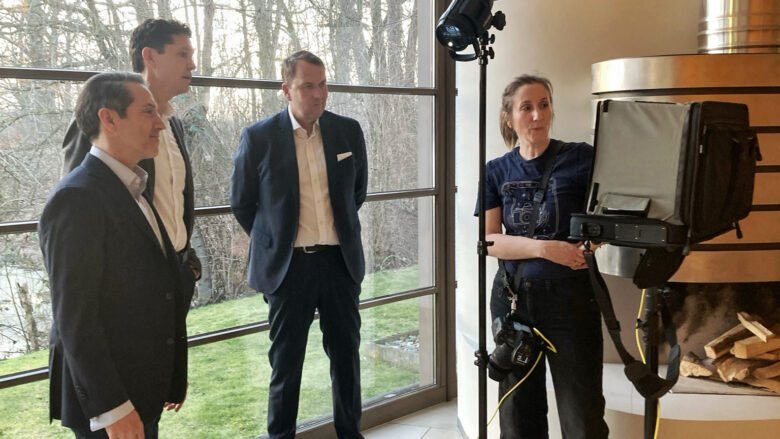 Makingof und behind the scenes zum Mitarbeiter Business Portraits & Gruppenfotos der Gesellschafter parallel zum Firmenevent im Landhaus am See in Garbsen.