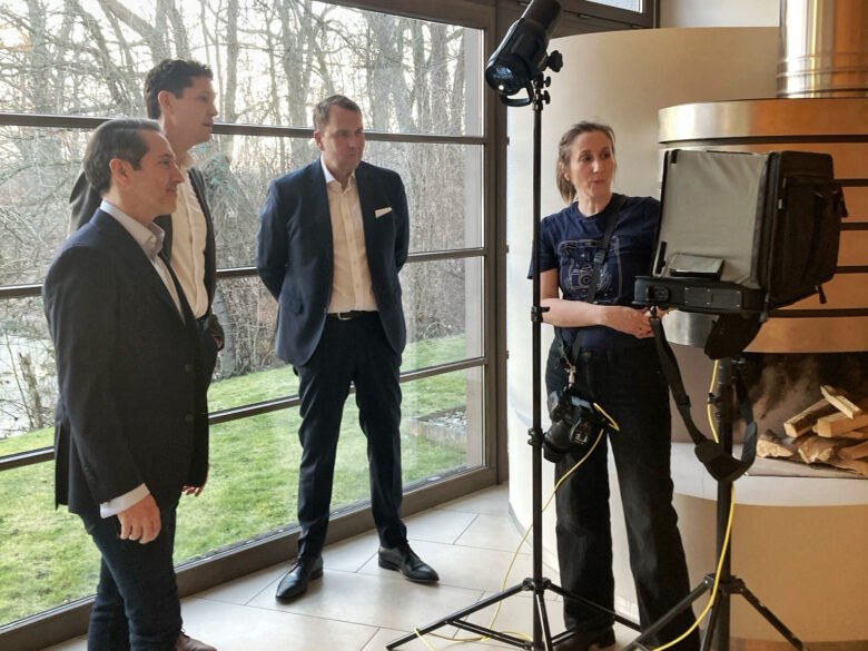 Makingof und behind the scenes zum Mitarbeiter Business Portraits & Gruppenfotos der Gesellschafter parallel zum Firmenevent im Landhaus am See in Garbsen.